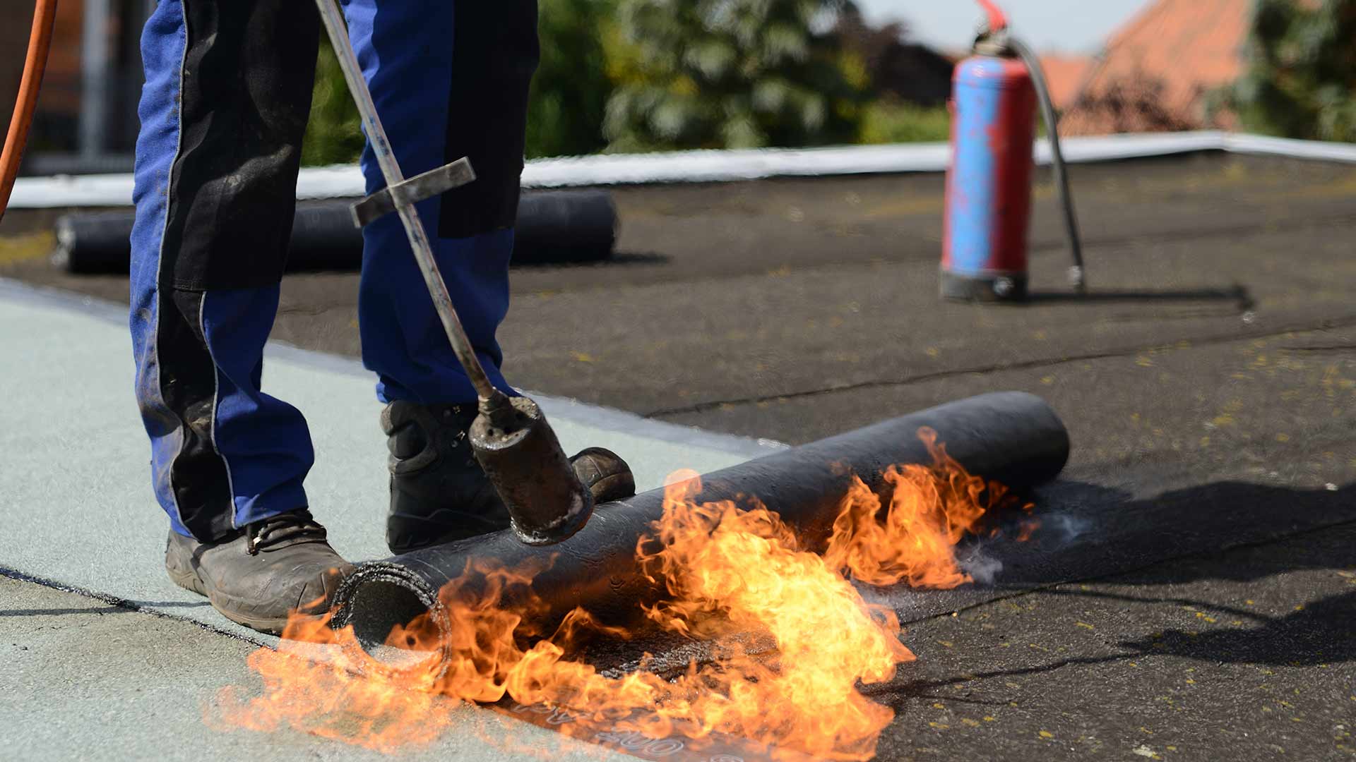 https://mfhaus.com/wp-content/uploads/2021/05/MFHaus-Balkon-Flachdachsanierung-Headerbild.jpg